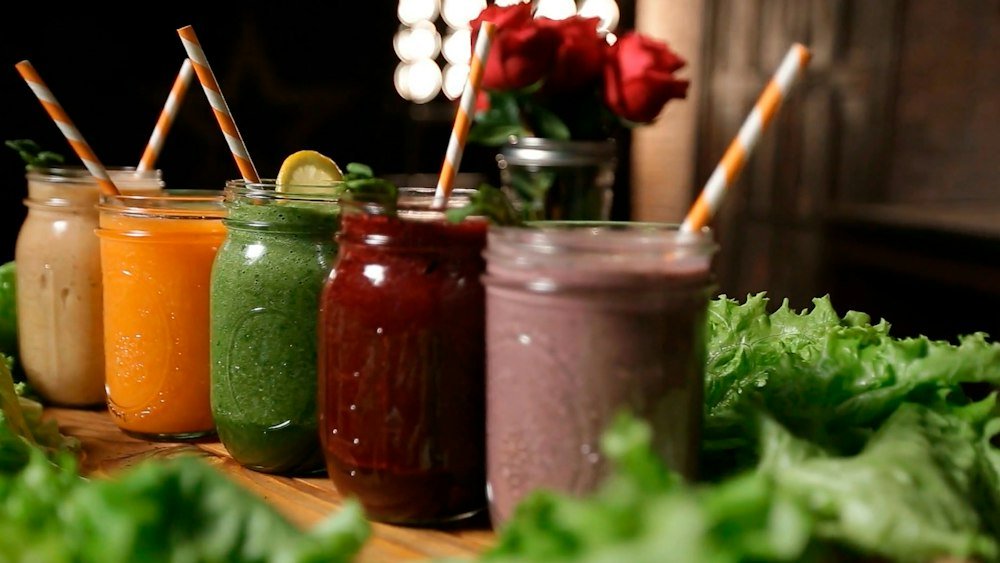 Smoothies de colores preparados con batidora de vaso
